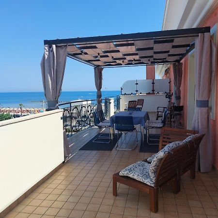 Apartamento Penthouse On The Adriatic Sea Martinsicuro Exterior foto