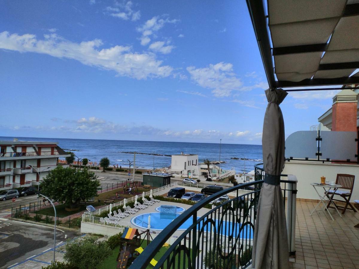 Apartamento Penthouse On The Adriatic Sea Martinsicuro Exterior foto