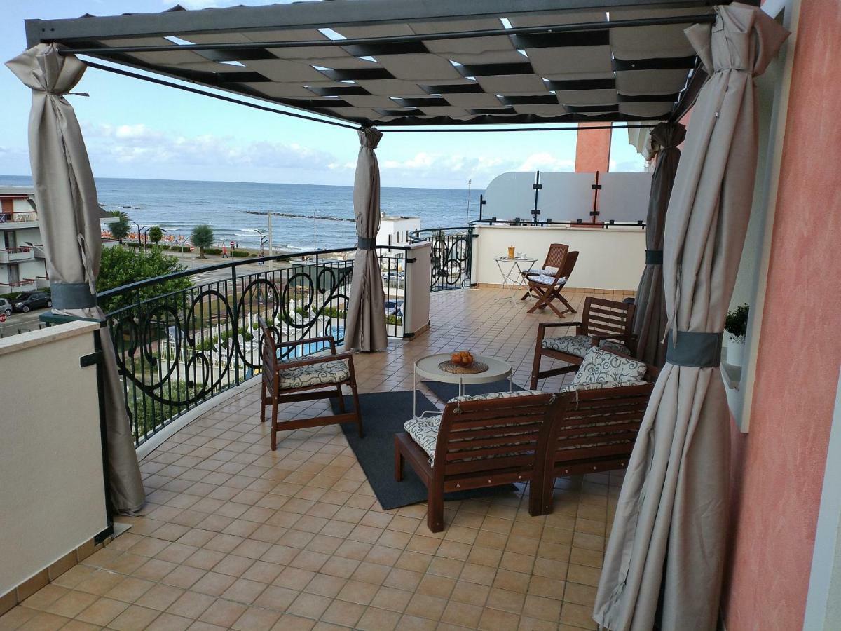 Apartamento Penthouse On The Adriatic Sea Martinsicuro Exterior foto
